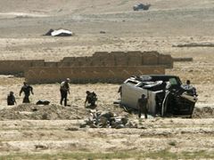 Útoky jsou v Afghánistánu na denním pořádku. Takto dopadl obrněný vůz německých vojáků v misi ISAF.