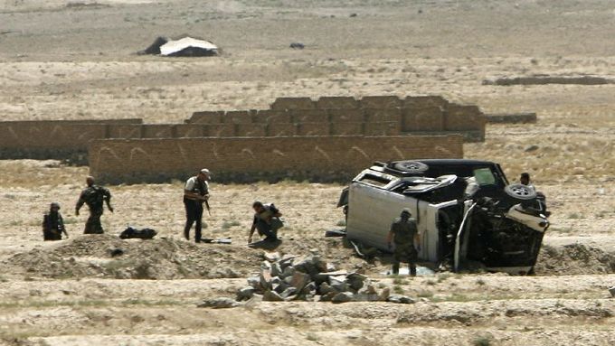 Čeští pyrotechnici a psovodi hledají a likvidují v Afghánistánu nástražné systémy. Od roku 2001 zde zahynulo na následky bombových útoků okolo 3500 vojáků z 29 zemí, včetně ČR.