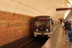 Provoz metra B byl přerušen, pod vlak skočila žena