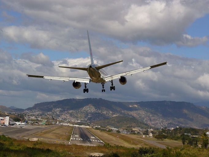 Letiště Toncontin, Tegucigalpa, Honduras. Letiště hlavního města Hondurasu je položeno v nadmořské výšce 1000 metrů. Není zde možné přistát s letadlem větším než Boeing 757, jelikož je jeho dráha dlouhá pouze 1862 metrů. Pilot musí proletět horským terénem, aby se dostal na letiště, a těsně před přistáním musí překonat otočení o 45 stupňů, tak aby bezpečně přistál v údolí.