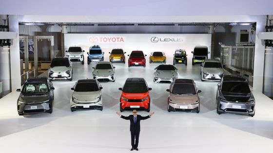 Akio Toyoda s novými elektromobily Toyoty a Lexusu.