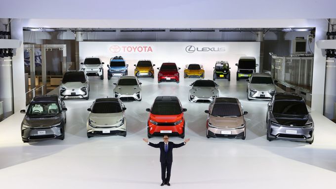 Akio Toyoda s novými elektromobily Toyoty a Lexusu.