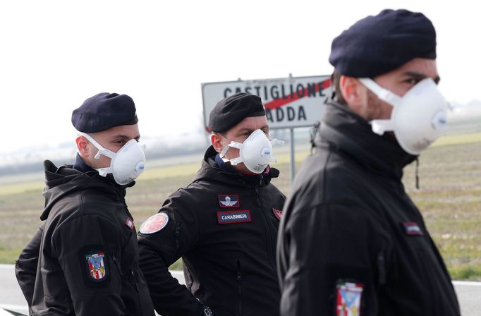 Policisté strážící vstup do města Castiglione D'Adda.