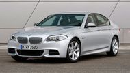 BMW M550d xDrive. Nemá sice pětilitrový motor, ale jen třílitrový, ale koně dodávají hned tři turba. Přestože si vůz vzala do práce divize M, není zvenčí příliš odlišný od klasické dieselové pětky. Poznáte ho díky jiným zrcátkům a nárazníkům.
