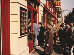 První McDonald´s v Česku byl otevřen v roce 1992 v pražské Vodičkově ulici. Ve frontě na první hamburger nechyběla ani americká velvyslankyně Shirley Temple