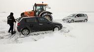 Minařík jel na dostihy do pařížského St. Cloud, ty ale byly kvůli přívalům sněhu zrušeny. V nehybných dálničních kolonách se ocitli nejen vracející se jezdci a trenéři, ale také transportéry s koňmi. Kdo jim pomůže?