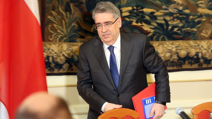 Ministr zahraničních věcí Tomáš Petříček (ČSSD) si kvůli kauze podle informací Radiožurnálu předvolal ruského velvyslance Alexandra Zmejevského.