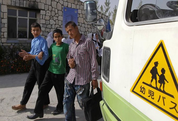 Blind students leave the Kabul Blind School September 4, 2012. The Kabul Blind School was established in 1977 and has more than 187 students. It is the only school for the blind in Afghanistan. Picture taken on September 4, 2012. REUTERS/Omar Sobhani (AFGHANISTAN - Tags: SOCIETY EDUCATION HEALTH) Published: Zář. 6, 2012, 7:33 dop.