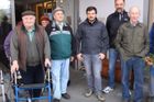 Rakouským seniorům ukradli májku štamgasti z hospody. Důchodci si strom přivezli zpět na chodítkách
