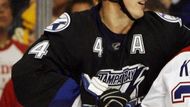 Za Ovečkinem a Malkinem zeje velká bodová díra. Třetí Vincent Lecavalier z Tampy Bay Lightning je daleko za nimi - v 74 zápasech nasbíral 89 bodů. Za ním jsou pak již hráči seřazeni takřka po bodu.
