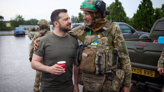 Prezident Volodymyr Zelenskyj s ukrajinským vojákem během zastávky v Doněcké oblasti. Ilustrační foto.