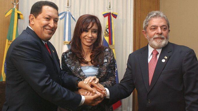 Schůzka latinskoamerických státníků v Tucumanu. Zleva doprava hlavy státu z Venezuely, Argentiny a Brazílie Hugo Chávez, Cristina Fernandez de Kirchner a Lula da Silva.