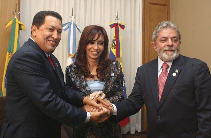 Schůzka latinskoamerických státníků v Tucumanu. Zleva doprava hlavy státu z Venezuely, Argentiny a Brazílie Hugo Chávez, Cristina Fernandez de Kirchner a Lula da Silva.