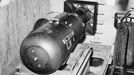 Taktická nukleární bomba Little Boy, kterou Američané svrhli na město Hirošima.