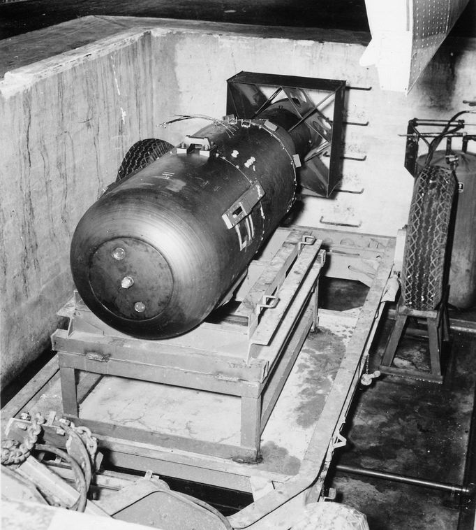 Taktická nukleární bomba Little Boy, kterou Američané svrhli na město Hirošima.