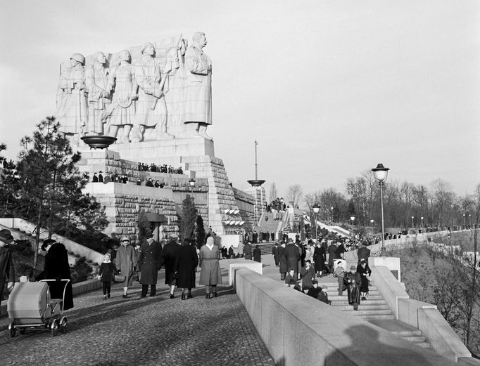 Archivní fotografie z éry 50. a 60. let 20. století, kdy na Letné v Praze vznikl a později zanikl nechvalně proslulý Stalinův památník.