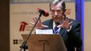 Bývalý prezident Václav Havel byl prvním řečníkem letošní konference. "Mluvením na konferencích se svět rázem nezmění. Přesto věřím, že i to má veliký smysl, neboť na začátku je vždycky slovo," řekl.