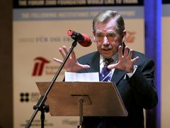 Bývalý prezident Václav Havel byl prvním řečníkem letošní konference. "Mluvením na konferencích se svět rázem nezmění. Přesto věřím, že i to má veliký smysl, neboť na začátku je vždycky slovo," řekl.