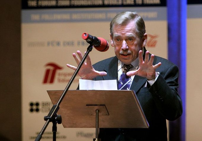 Bývalý prezident Václav Havel byl prvním řečníkem letošní konference. "Mluvením na konferencích se svět rázem nezmění. Přesto věřím, že i to má veliký smysl, neboť na začátku je vždycky slovo," řekl.