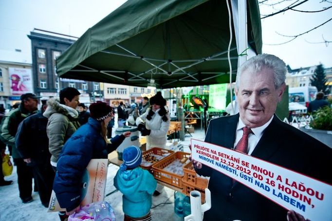 Také Zeman nezapomíná na drobné "úplatky" voličům. V Ústí nad Labem to například byly koláčky a čaj.