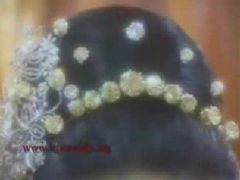 Kamera si nenechala ujít detail na šperky ve vlasech nevěsty. Následoval detail také na náušnice nebo náhrdelník posetý drahými kameny