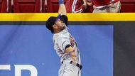 Už zase skáču přes kaluže. Angel Pagan z New York Mets se snaží chytit home run. Marně.