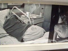 Interiér speciální tramvaje poskytl prostor uměleckým fotografiím Lukáše Horkého. Snímky vyprávějí příběh jedné z dívek trpících poruchami příjmu potravy.