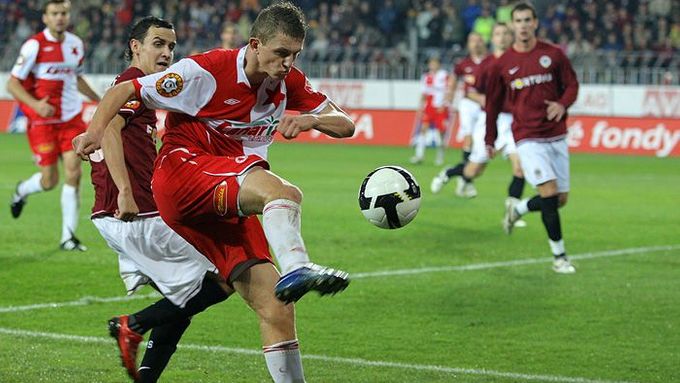 Tomáš Necid (24, SK Slavia Praha) a jeho umění střílet na bránu. Z této šance gól, (ke štěstí Sparty) nakonec nepadl.