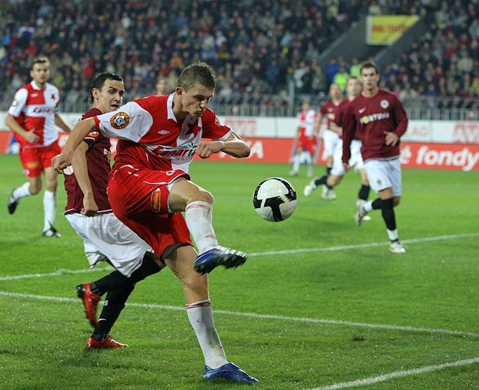 Tomáš Necid (24, SK Slavia Praha) a jeho umění střílet na bránu. Z této šance gól, (ke štěstí Sparty) nakonec nepadl.