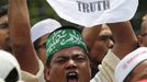 A Muslim demonstrator holds up a sign and shouts slogans in protest against an anti-Islam film made in the U.S. and cartoons in a French magazine mocking the Prophet Mohammad, outside the U.S. embassy in Kuala Lumpur September 21, 2012. REUTERS/Bazuki Muhammad (MALAYSIA - Tags: CIVIL UNREST RELIGION) Published: Zář. 21, 2012, 8:29 dop.