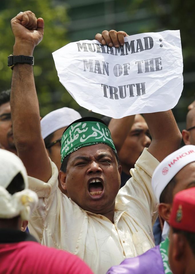 A Muslim demonstrator holds up a sign and shouts slogans in protest against an anti-Islam film made in the U.S. and cartoons in a French magazine mocking the Prophet Mohammad, outside the U.S. embassy in Kuala Lumpur September 21, 2012. REUTERS/Bazuki Muhammad (MALAYSIA - Tags: CIVIL UNREST RELIGION) Published: Zář. 21, 2012, 8:29 dop.