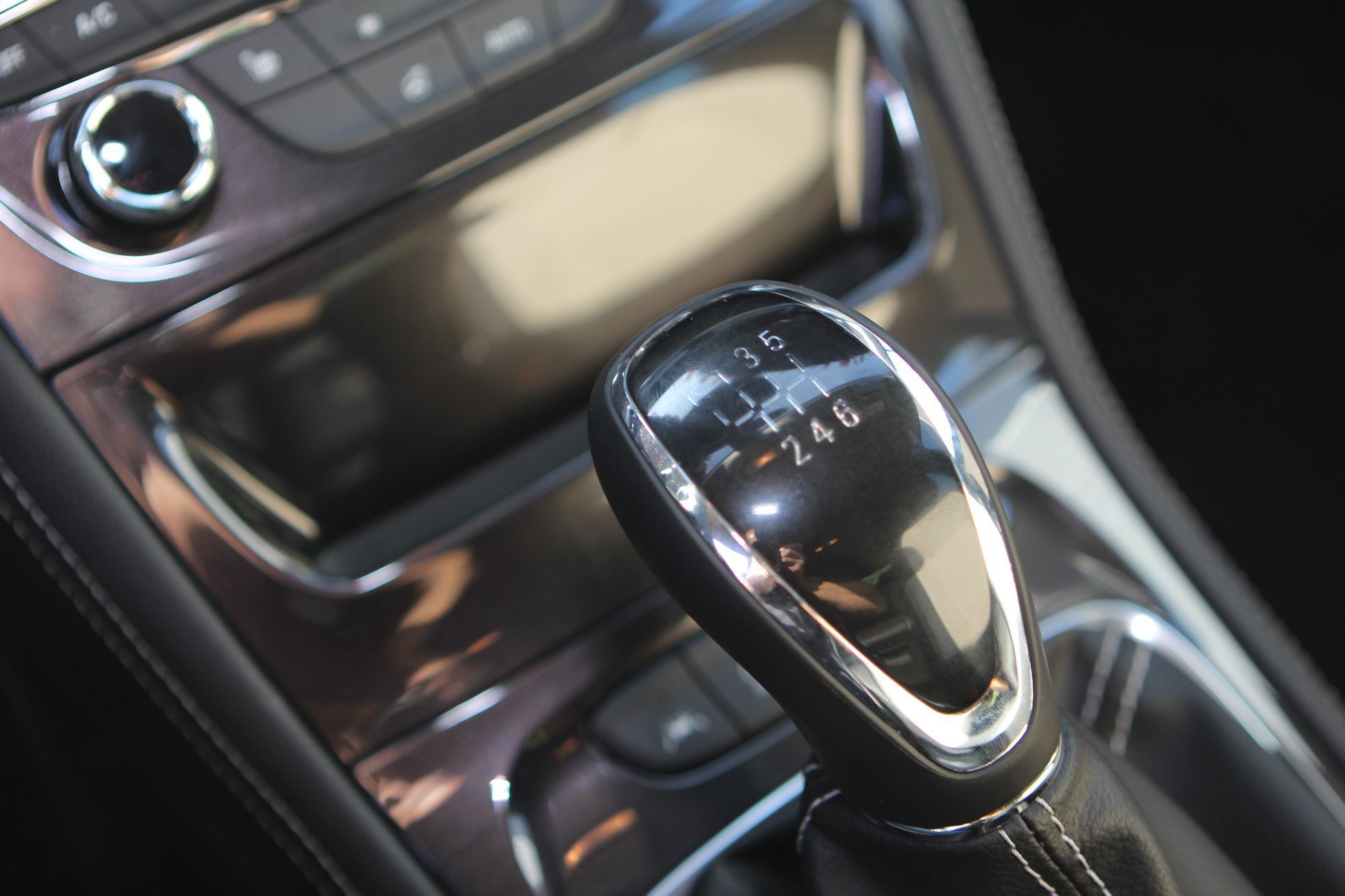 Opel Astra 2015 - řadící páka