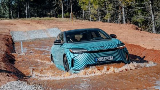 Rozbahněné pole a půlmetrový brod. Elektrická Toyota s šíleným jménem má ráda terén