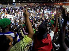 Protesty v Súdánu neustaly ani po pádu režimu autoritativního prezidenta.