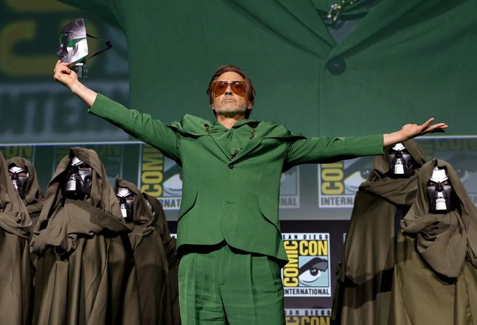 Robert Downey Jr v masce Doctora Dooma na kalifornském Comic-Conu.