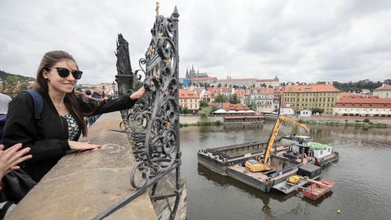 U Karlova mostu v Praze je rušno. A tentokrát i ve vodě.