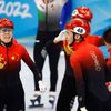 Čínský smíšený tým v short tracku se raduje ze zlata na olympiádě v Pekingu