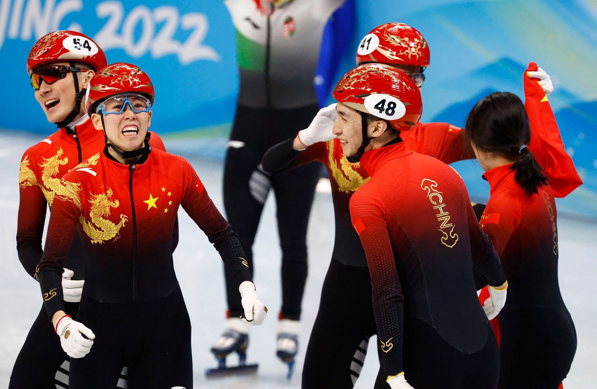 Čínský smíšený tým v short tracku se raduje ze zlata na olympiádě v Pekingu
