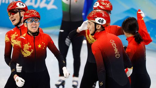 Čínský smíšený tým v short tracku se raduje z prvního domácího zlata na olympiádě v Pekingu