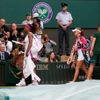 Americká tenistka Serena Williamsová a Polka Agnieszka Radwaňská nastupují do finále Wimbledonu 2012 po přerušení kvůli dešti.
