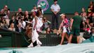 Americká tenistka Serena Williamsová a Polka Agnieszka Radwaňská nastupují do finále Wimbledonu 2012 po přerušení kvůli dešti.