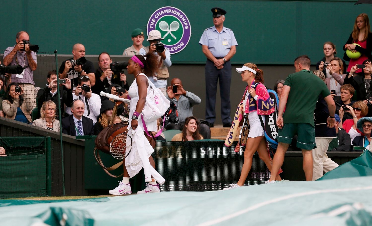 Americká tenistka Serena Williamsová a Polka Agnieszka Radwaňská nastupují do finále Wimbledonu 2012 po přerušení kvůli dešti.