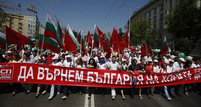 Prvomájový průvod stoupenců Bulharské socialistické strany.