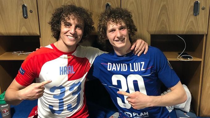 Fotbalisté David Luiz (vlevo) a Alex Král na společné fotografii po odvetném utkání čtvrtfinále Evropské ligy Chelsea - Slavia Praha