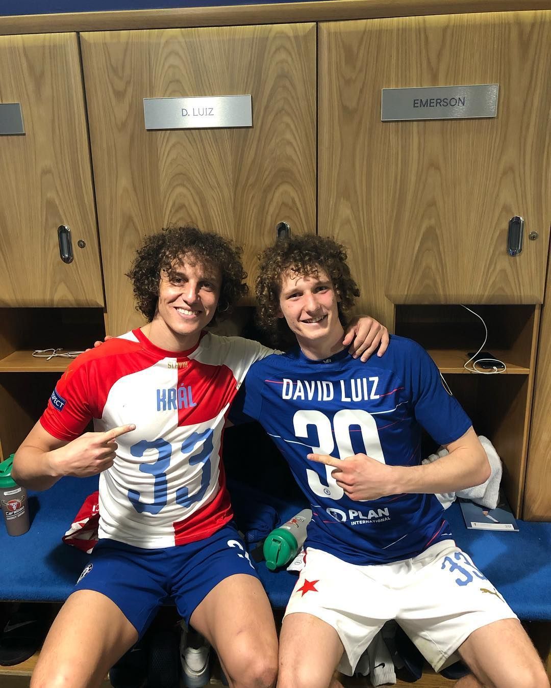 Fotbalisté David Luiz (vlevo) a Alex Král na společné fotografii po odvetném utkání čtvrtfinále Evropské ligy Chelsea - Slavia Praha
