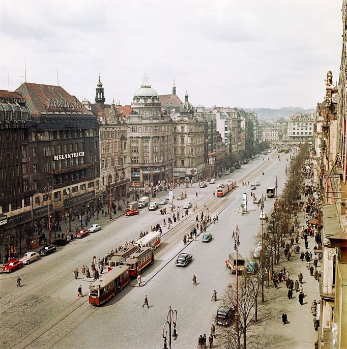 Historická fotografie zachycující provoz tramvajové linky na Václavském náměstí, která zde byla v provozu mezi lety 1884-1980.