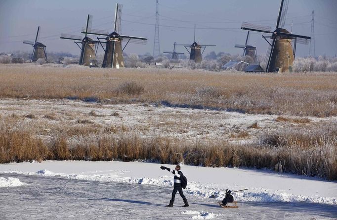 Pohled na mlýny u vesnice Kinderdijk, které patří mezi jednu z nizozemských památek zapsaných na seznam světového dědictví UNESCO.