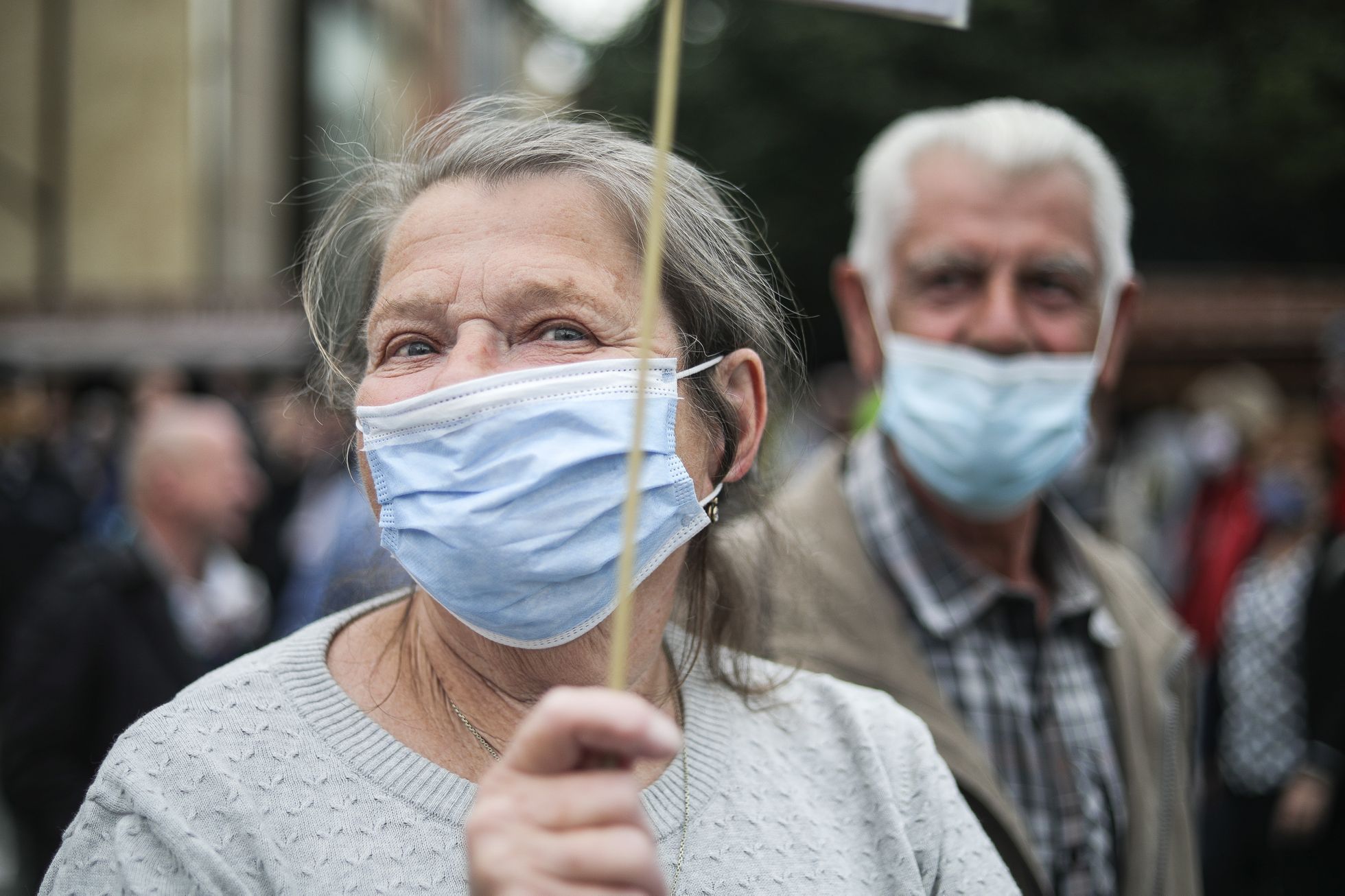 Demonstrace Milion chvilek pro demokracii - roušky, rozestupy, Andrej Babiš