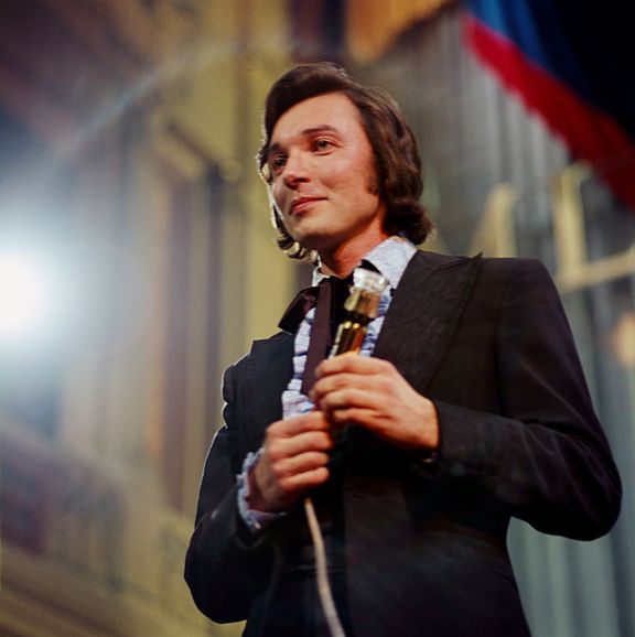 Karel Gott na předvolebním koncertu mladých zpěváků v pražské Lucerně, listopad 1971.