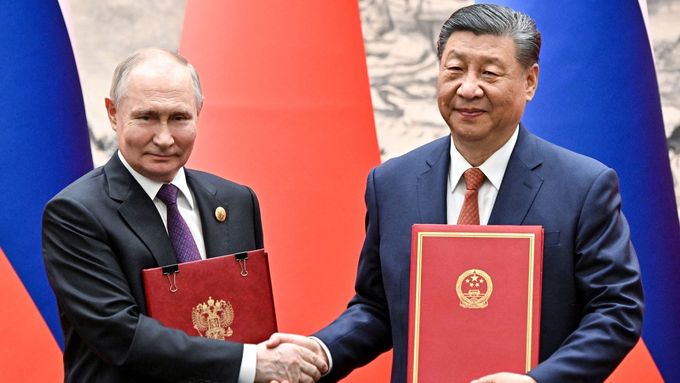První zahraniční cesta Vladimira Putina po znovuzvolení mířila do Číny. Zmíněné gesto je vidět na konci videa.